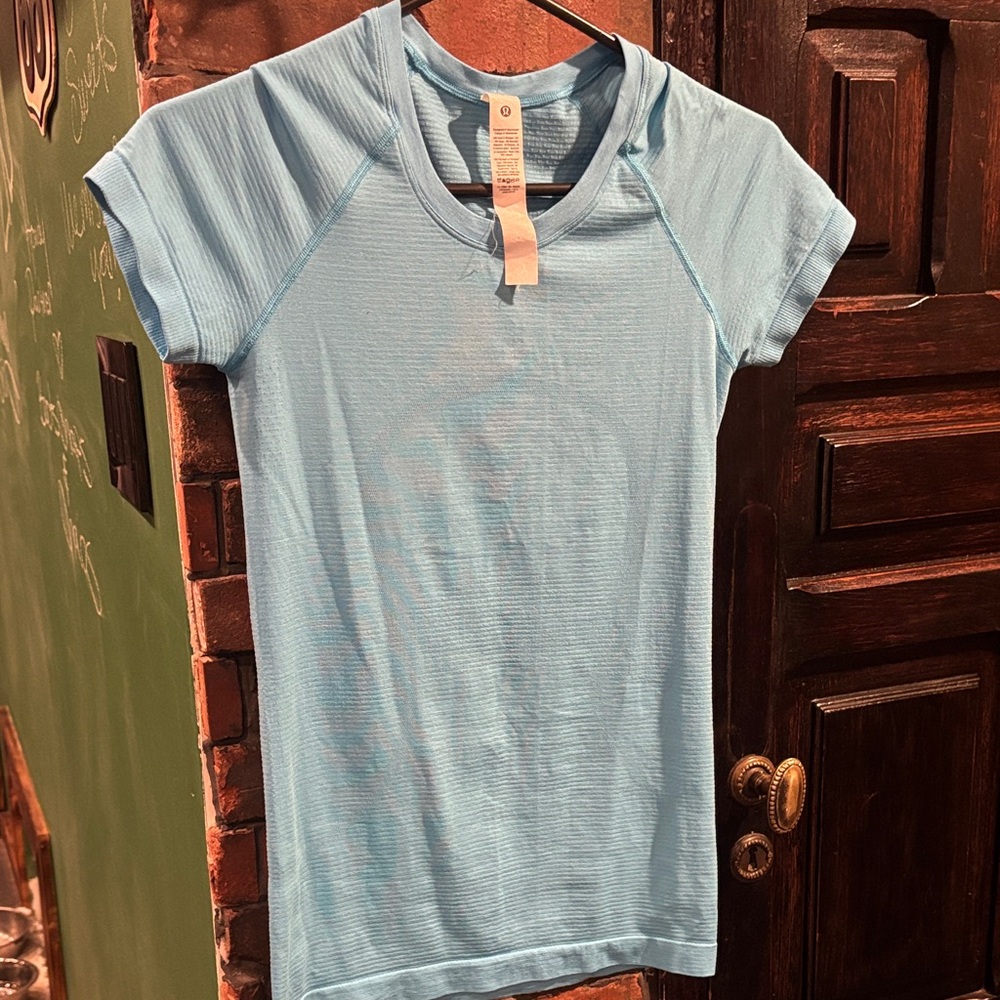 Lululemon swiftly Blue Short Sleeve Shirt size 4